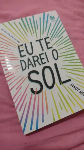 Livro eu te darei o sol praticamente novo tirei do plástico não terminei, não tem arranhão