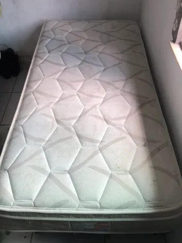 Vendo uma cama box solteiro da onix