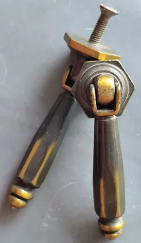 Par de puxadores de porta e ou gavetas.