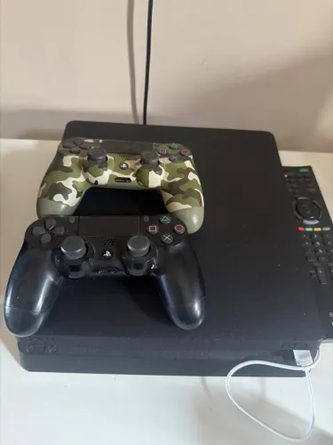 PS4 slim 500GB com dois controles