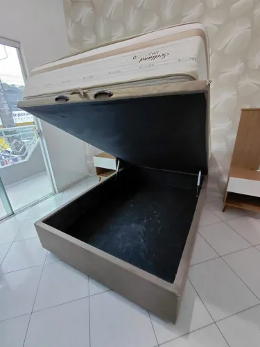 Cama de casal com baú
