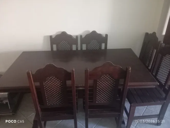 Mesa de madeira maciça