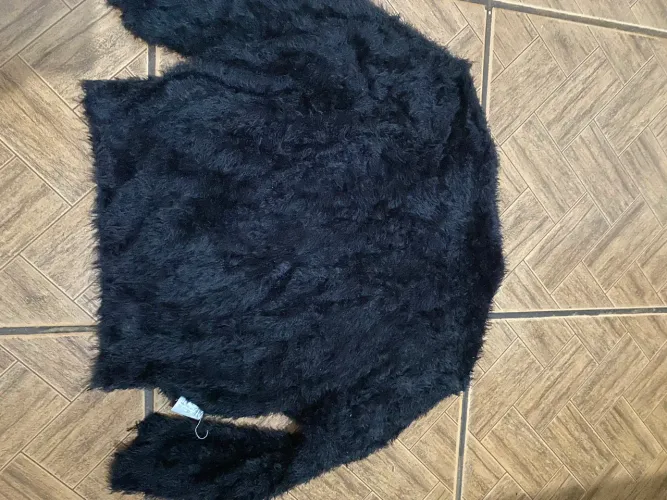 Blusinha manga longa preta peludinha