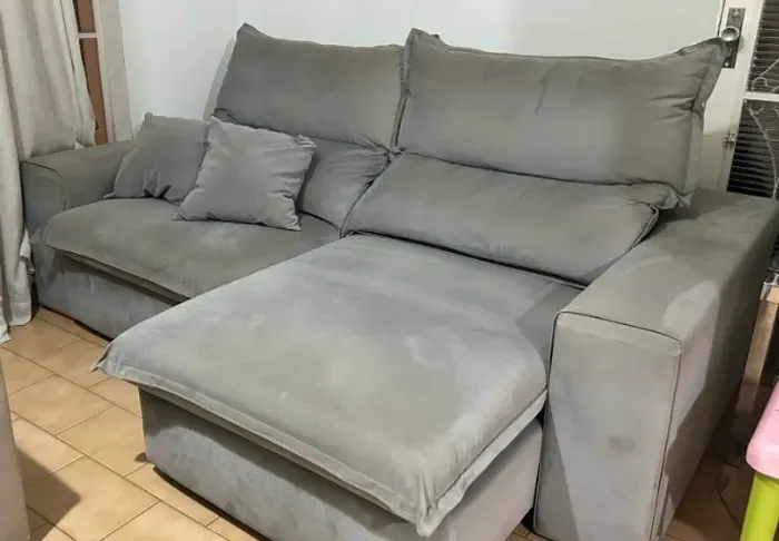 Sofá retratil  Milano - Buriti  - 2,30m no tecido sued veludo  cinza Acompanha 2 almofadas