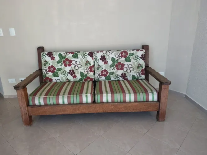 Lindo sofa de madeira