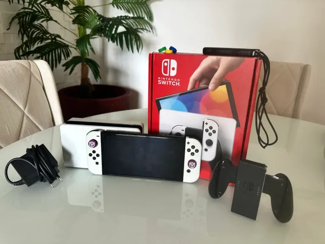 Nintendo Switch oled Semi Novo em ótimo estado com Caixa