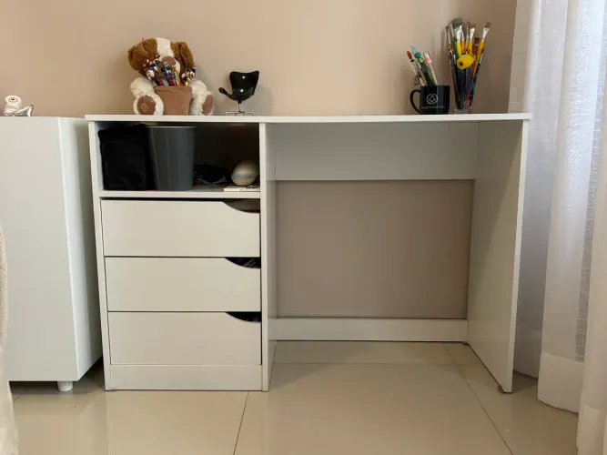 Mesa para escritório com Gaveteiro em MDF branco