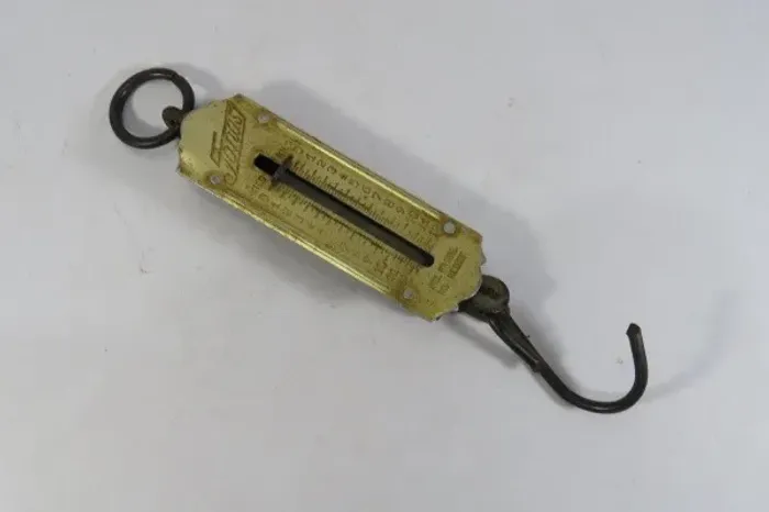 ANTIGA BALANÇA DE MÃO marca JONAS - Indústria Brasileira. Pesa até 12 quilos. Esticada (co