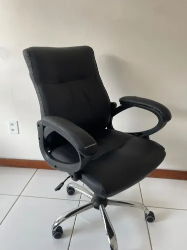 Cadeira de Escritório Executiva (Robusta) - Preço de Desapego!