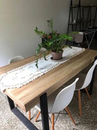 Mesa de madeira estilo industrial