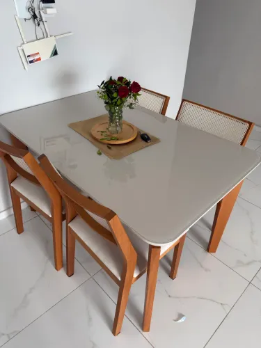 Mesa de madeira maciça