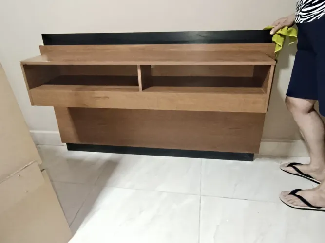 Painel marrom e preto para tv até 42 polegadas.