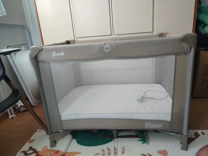 Berço portátil com colchão.