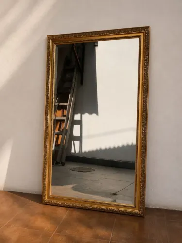 Espelho com moldura dourada