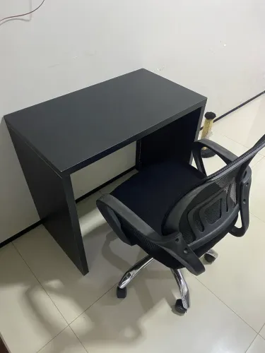 Mesa e cadeira de escritório (CONJUNTO DE MESA E CADEIRA) 