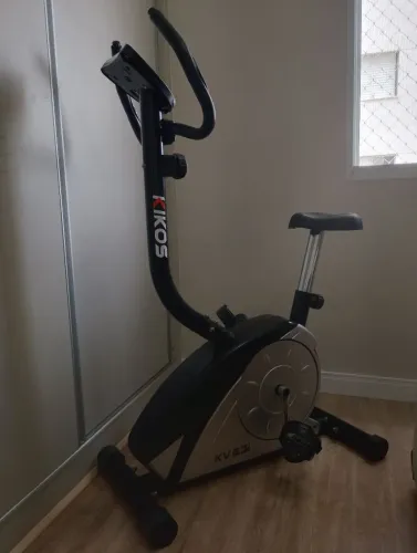 Bicicleta ergométrica Kv6.3i marca Kikos, em excelente estado