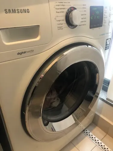 maquina de lavar roupas de tombamento branca em perfeito uso 10 Kg