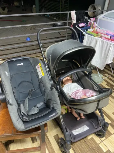 Carrinho de bebê e bebê conforto