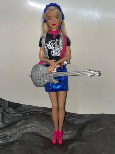 Boneca Barbie fashionistas roqueira mattel 
