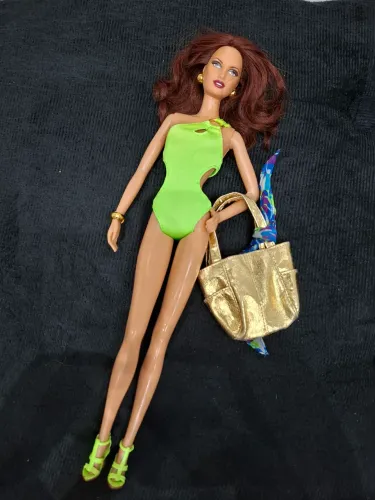 Boneca barbie collector basics
