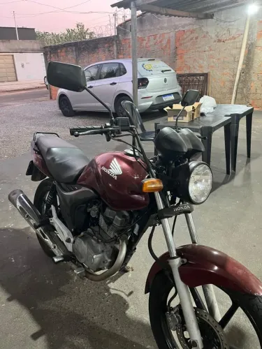 Vendo Moto Honda CG 150  ano 2011  vermelha com documentação toda em dias