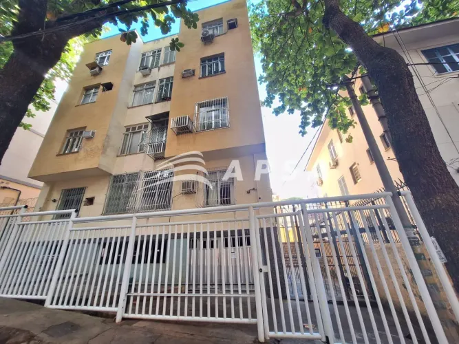 APARTAMENTO, 25M² DE FUNDOS, SALA, 1 QUARTO, COZINHA AMERICANA E BANHEIRO. RUA TRANQUILA, 