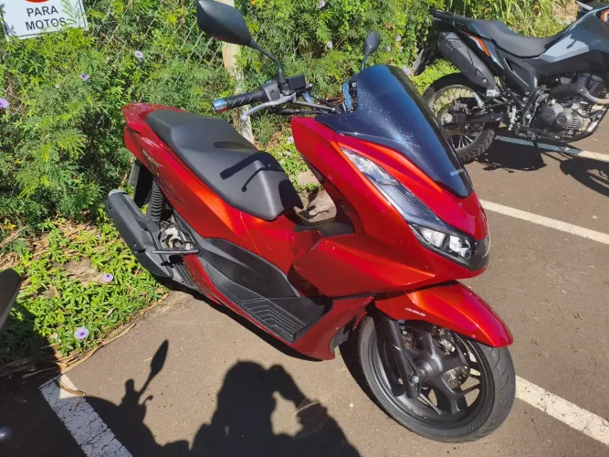 PCX 2025 praticamente nova, completa e com menos de 3 mil km rodados