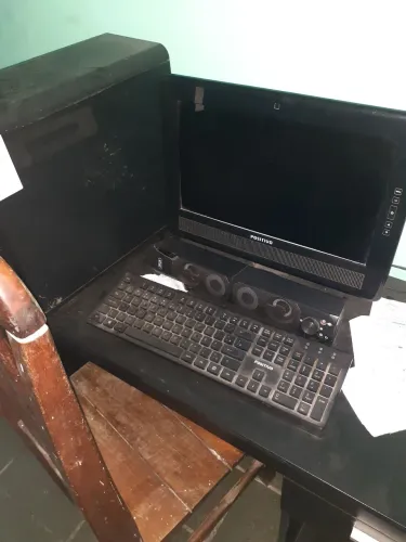 Vendo um computador PC está funcionando está conservado só o teclado que não está