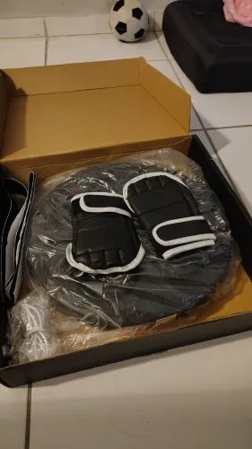 Máquina de Boxe Musica, usada APENAS 1 vez, com luva, cabo e adesivos parq parede.