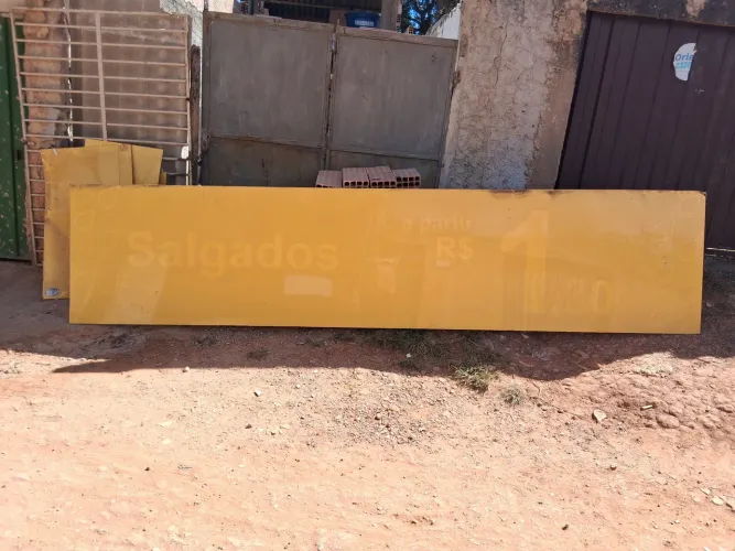 Placa de ACM na cor amarela 4,60 largura 1,04 altura já com a estrutura de ferro somente 