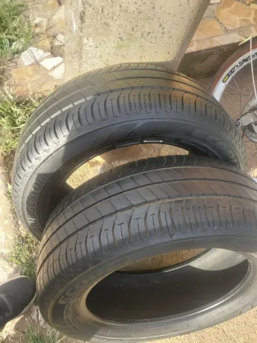 Par de pneus Bridgestone 205/55/r16 com 80 % preço muito bom $430