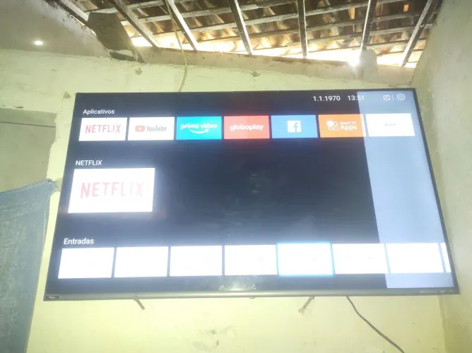 Tv Philco de 50 polegadas, ela está com essa faixa branca de quase 10 centímetros,.