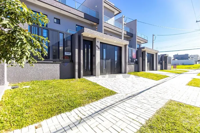 SOBRADO TRIPLEX DE ALTO PADRÃO, Bairro Cruzeiro. São Jose dos Pinhais