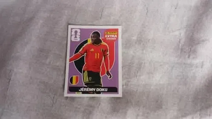 Figurinha Legend extra sticker panini 2026 Jérémy Doku roxo (Bordô)