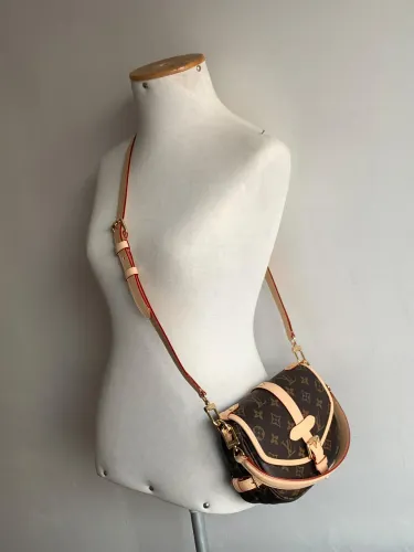 Bolsa modelo Saumur couro legítimo qualidade italiana da Louis Vuitton