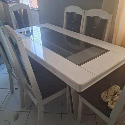 Vendo mesa mdf com seis cadeiras Duas com defeitos Na cor branco e detalhe en vidro 