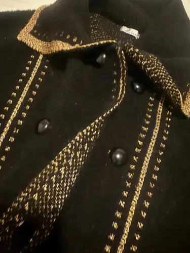 Casaco de La Preto com detalhes em Dourado 