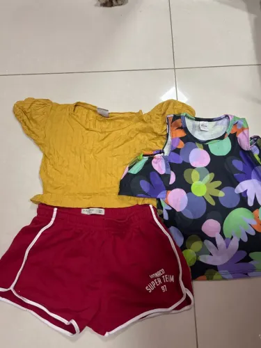 COMBO! Duas blusas TAM-11-12 mais um shorts TAM-11-12! Nunca usadas da lojas Renner !