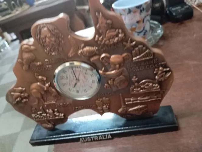 Souvenir com o mapa da Austrália Relógio com corpo de metal dourado.