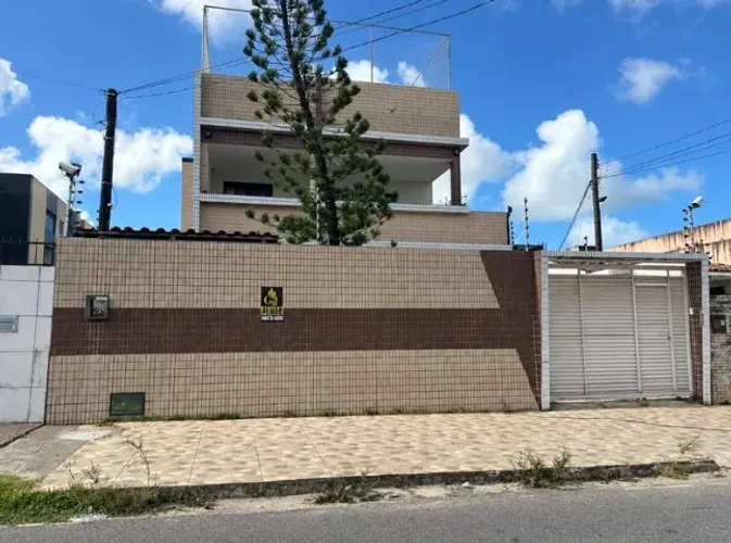 Excelente Casa nos Bancários com 06 Quartos, sendo 05 suítes e com Piscina.