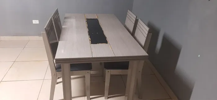 Mesa com 4 cadeiras 