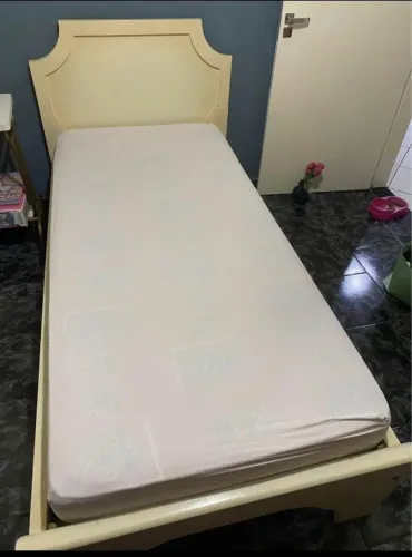 Cama de madeira maciça com colchão - Parcelo no cartão