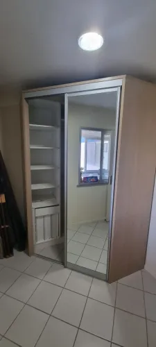 Armário tipo closet com portas de espelho