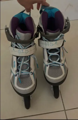 Patins e capacete usado