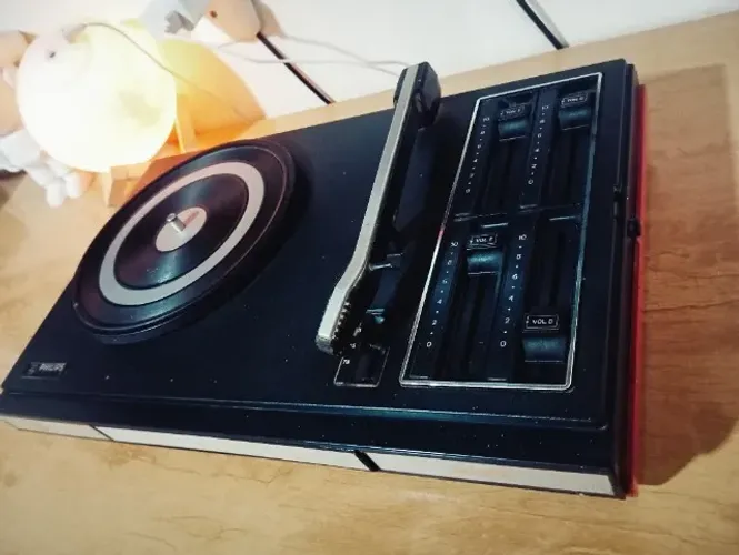 O toca-discos Philips modelo 623 foi fabricado durante a década de 1970 Obs: funcionado li