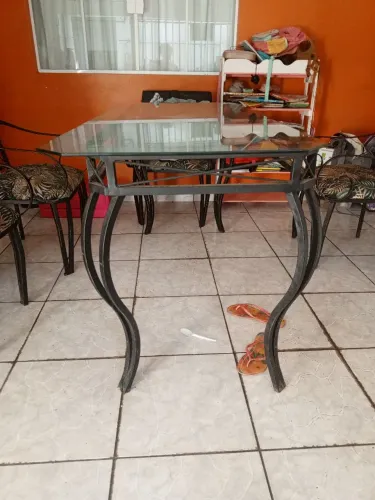 Mesa de ferro com tampo de vidro