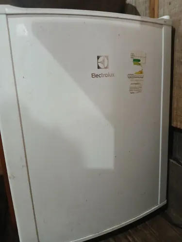 Estou vendendo esse frigobar eu comprei outra geladeira marca Electrolux.