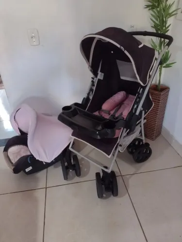 Carrinho com bebê conforto 