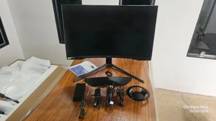 SAMSUNG Monitor Gamer Odyssey G7 27 WQHD 240Hz LC27G75TQSLXZD