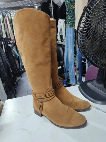 Bota em camurça cor mel n36 com zíper na lateral estilo montaria